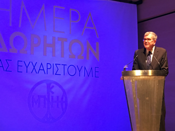 Ένας άνδρας δίνει ομιλία μπροστά από ένα βήμα στο Μουσείο Μπενάκη